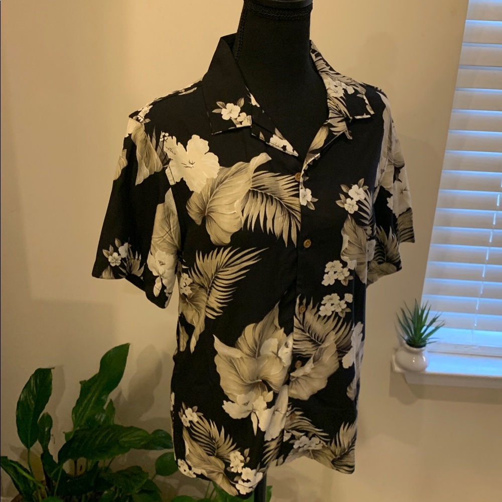 🌹Aeropostale • Black Floral Button-Up HAWAII THEMED Shirt •